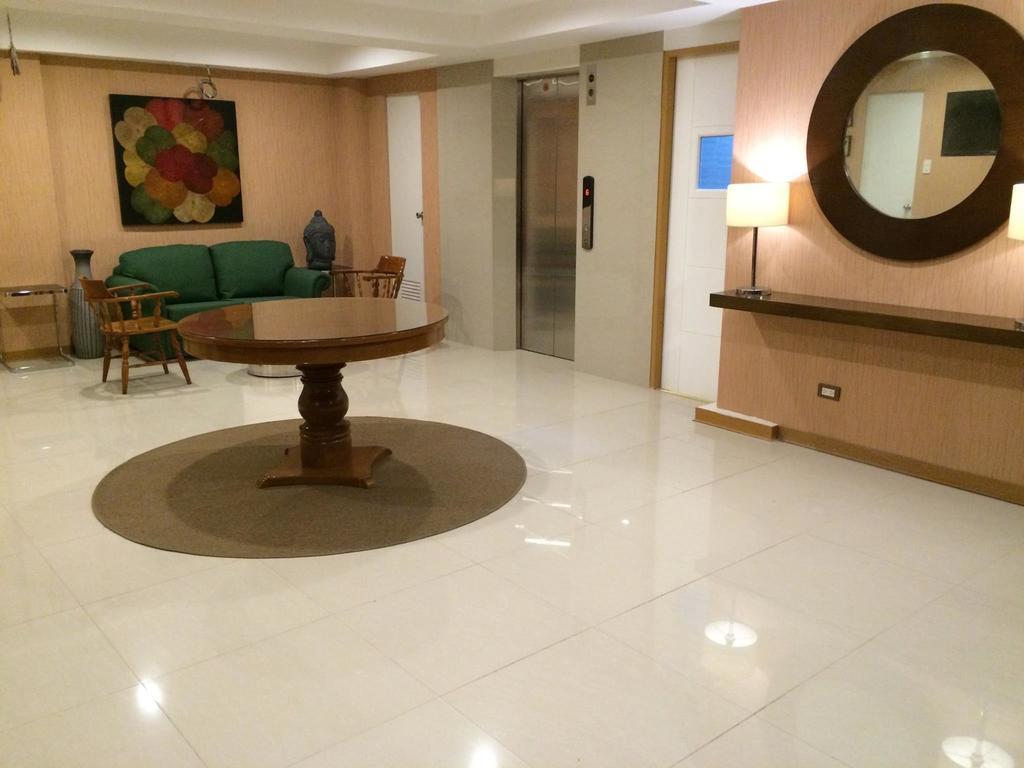 Stone House Hotel Pasay Exteriör bild